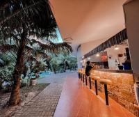 阿尔科伊Meili Beach Resort的坐在餐厅酒吧里的人