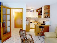 a room with a kitchen and a living room at 2P 4* 58m2 face au Lac in Aix-les-Bains