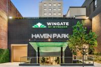 Un edificio con un cartel que dice &quot;Shaven Park&quot;. en Wingate by Wyndham Bronx Haven Park, en Bronx
