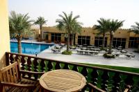 Bazén v ubytování Al Hamra Village Hotel nebo v jeho okolí