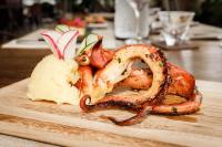 Una langosta y helado en una tabla de cortar en Divers Paradise Boutique Hotel, en Bocas Town