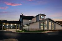 Un edificio con un cartel al costado. en Best Western Fort Wayne I-69 North, en Fort Wayne