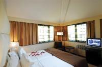 A bed or beds in a room at Cosmopolitan Hotel