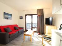 Telewizja i/lub zestaw kina domowego w obiekcie Studio rénové 4 pers avec balcon sud, proche pistes et commerces, casier à skis, parking - FR-1-687-33