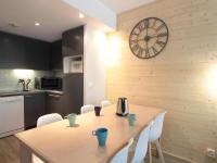 Kuchyňa alebo kuchynka v ubytovaní Appartement familial 3 pièces pour 8 personnes, proche pistes et commerces - Flaine Forêt - FR-1-687-44