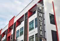 un edificio con un cartel para el hotel en J Suites Hotel, en Kuala Terengganu