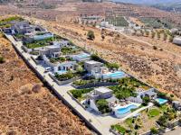 Bazén v ubytovaní Stelani Villas & Suites alebo v jeho blízkosti