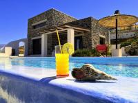 Bazén v ubytovaní Stelani Villas & Suites alebo v jeho blízkosti