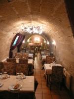 een restaurant met tafels en stoelen in een tunnel bij Los Calaos de Briones in Briones