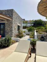 Posedenie v ubytovaní Stelani Villas & Suites