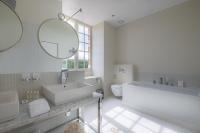 Łóżko lub łóżka w pokoju w obiekcie La Borde en Sologne Château & Spa