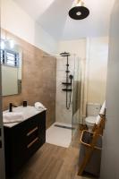 Een badkamer bij Le Privil&egrave;ge appartement standing, piscine, terrasse, jardin, parking priv&eacute;