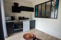 Een keuken of kitchenette bij Le Privil&egrave;ge appartement standing, piscine, terrasse, jardin, parking priv&eacute;