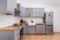 Kuchyňa alebo kuchynka v ubytovaní Radziwiłłowska Apartment Cracow Planty by Noclegi Renters