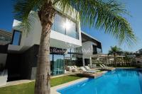 Bazén v ubytování Villa Michaela moderna de súper lujo con piscina y vistas nebo v jeho okolí