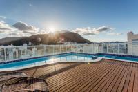 Un balcón con piscina en lo alto de un edificio. en Victory Suites, en Juiz de Fora