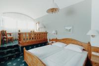 Postel nebo postele na pokoji v ubytování Langwies Genussherberge