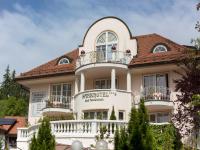una gran casa blanca con balcón en Parkhotel Bad Faulenbach, en Füssen