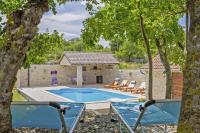 Bazén v ubytování Maslina in Popovići (Haus für 5-7 Personen) nebo v jeho okolí