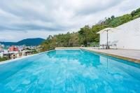 Bazén v ubytování LullaBella Hotel Patong nebo v jeho okolí