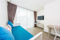 TV a/nebo společenská místnost v ubytování LullaBella Hotel Patong