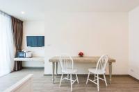 TV a/nebo společenská místnost v ubytování LullaBella Hotel Patong
