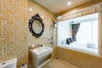 Koupelna v ubytování LullaBella Hotel Patong