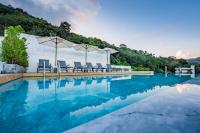 Bazén v ubytování LullaBella Hotel Patong nebo v jeho okolí