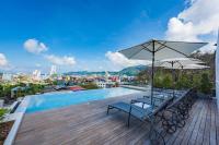 Bazén v ubytování LullaBella Hotel Patong nebo v jeho okolí