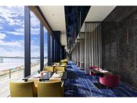 un restaurante con una fila de mesas y sillas en Villa Fontaine Premier Haneda Airport, en Tokio