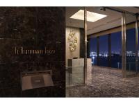 Un vestíbulo con chimenea y un letrero en la pared. en Villa Fontaine Premier Haneda Airport, en Tokio