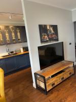 Televízia a/alebo spoločenská miestnosť v ubytovaní Luxury Maślice Apartment