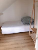 Posteľ alebo postele v izbe v ubytovaní petite maison avec jardin dans banlieue de Paris
