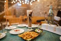 Nápoje v ubytování Winterfell The Stay, Unique River Front Resort