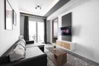 Televízia a/alebo spoločenská miestnosť v ubytovaní Adelle Apartments, The Luxury Suites