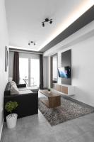Televízia a/alebo spoločenská miestnosť v ubytovaní Adelle Apartments, The Luxury Suites