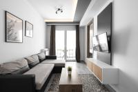 Televízia a/alebo spoločenská miestnosť v ubytovaní Adelle Apartments, The Luxury Suites