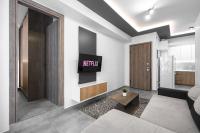 Televízia a/alebo spoločenská miestnosť v ubytovaní Adelle Apartments, The Luxury Suites