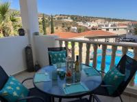 Nápoje v ubytování Beautiful 2 Bed Apartment in Peyia Valley, Paphos