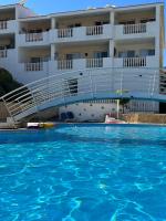 Bazén v ubytování Beautiful 2 Bed Apartment in Peyia Valley, Paphos nebo v jeho okolí