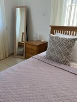Postel nebo postele na pokoji v ubytování Beautiful 2 Bed Apartment in Peyia Valley, Paphos
