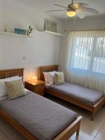 Postel nebo postele na pokoji v ubytování Beautiful 2 Bed Apartment in Peyia Valley, Paphos