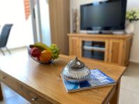 TV a/nebo společenská místnost v ubytování Beautiful 2 Bed Apartment in Peyia Valley, Paphos
