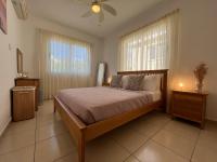 Postel nebo postele na pokoji v ubytování Beautiful 2 Bed Apartment in Peyia Valley, Paphos