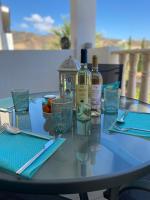 Nápoje v ubytování Beautiful 2 Bed Apartment in Peyia Valley, Paphos