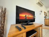 TV a/nebo společenská místnost v ubytování Beautiful 2 Bed Apartment in Peyia Valley, Paphos
