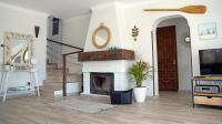 Televízia a/alebo spoločenská miestnosť v ubytovaní Casa Blue Vista - villa & guestroom