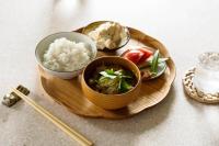 un piatto di legno con cibo, riso e bacchette di MEGURU l 巡 a Isola di Ishigaki