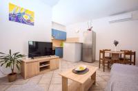 Televízia a/alebo spoločenská miestnosť v ubytovaní Apartment in Gata with terrace, air conditioning, WiFi, washing machine (4893-1)