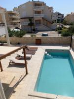 Bazén v ubytovaní Apartment in Vodice with terrace, air conditioning, WiFi, dishwasher, Pool 4932-4 alebo v jeho blízkosti